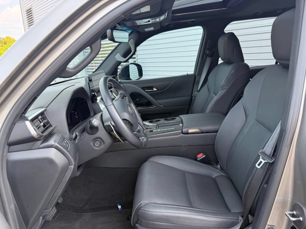 Used 2022 Lexus LX 600 4WD w/ Appearance Package image 31
