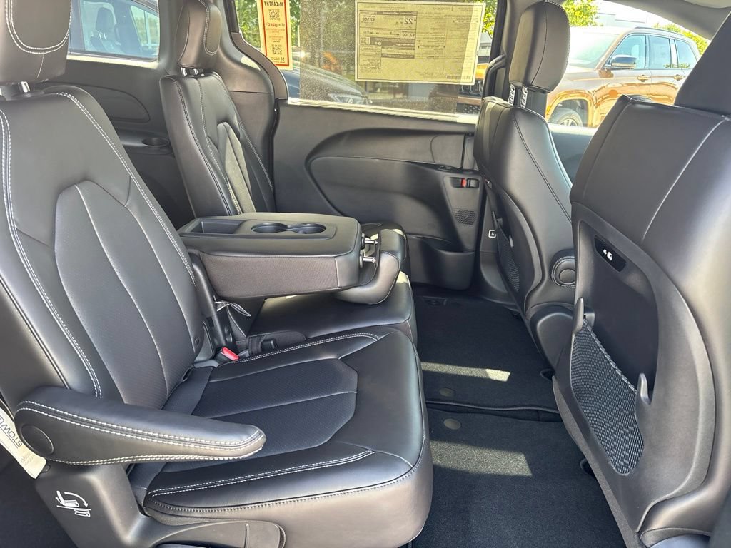 New 2027 Chrysler Pacifica Select FWD image 4