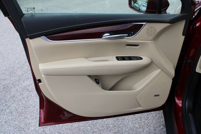 Used 2018 Cadillac XT5 Luxury w/ Driver Awareness Package FWD image 13