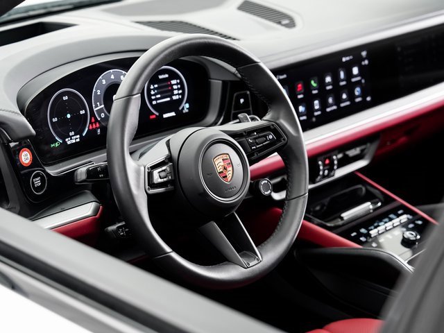 Used 2025 Porsche Cayenne image 9
