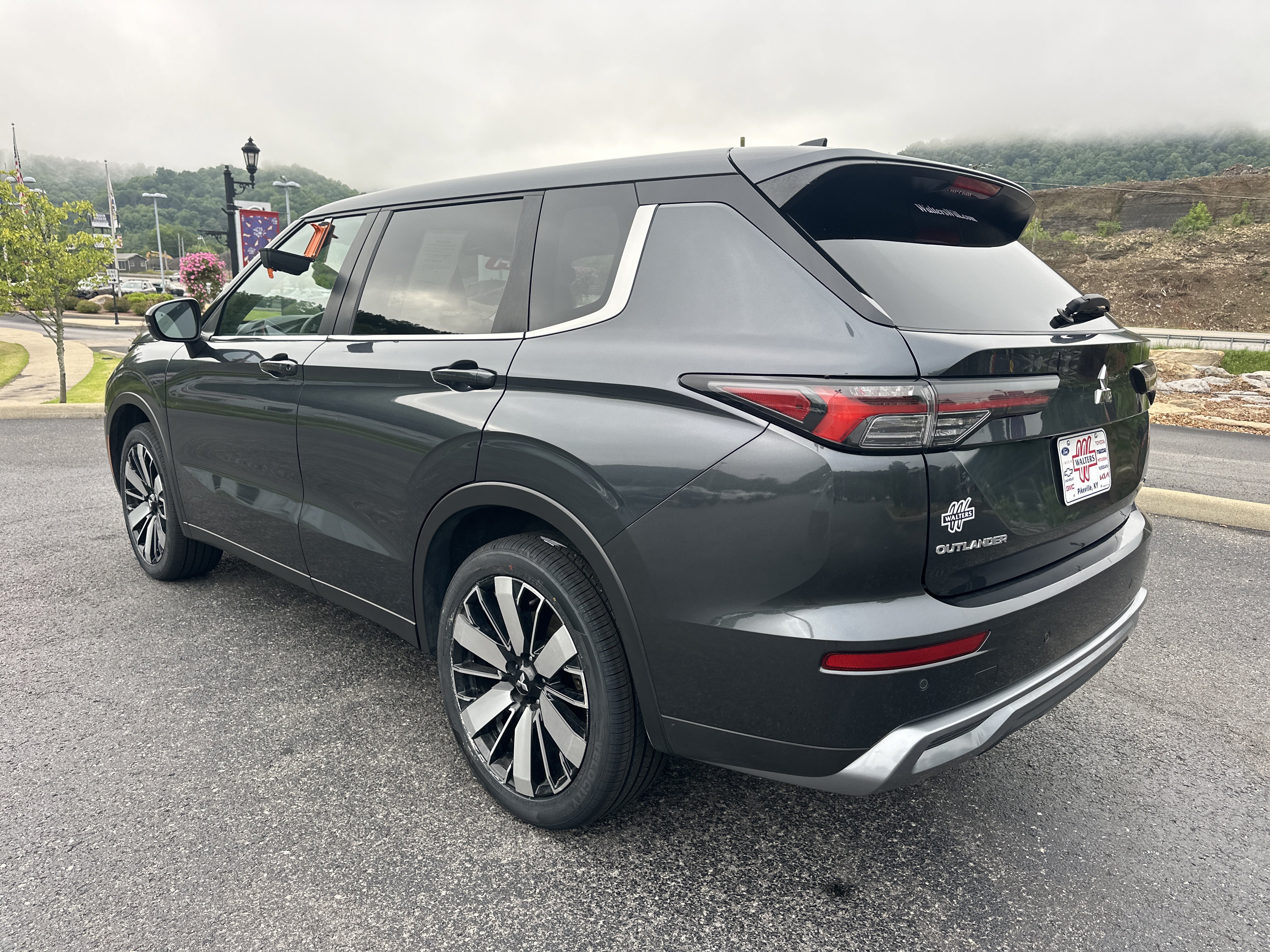 Used 2025 Mitsubishi Outlander SE AWD/4WD image 5