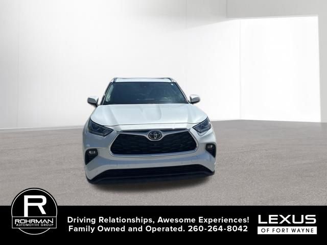 Used 2022 Toyota Highlander Limited AWD/4WD image 3