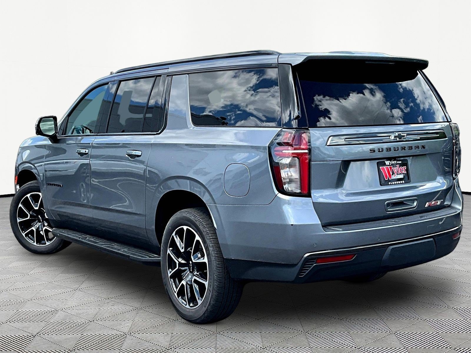 Used 2021 Chevrolet Suburban RST w/ Luxury Package AWD/4WD image 4