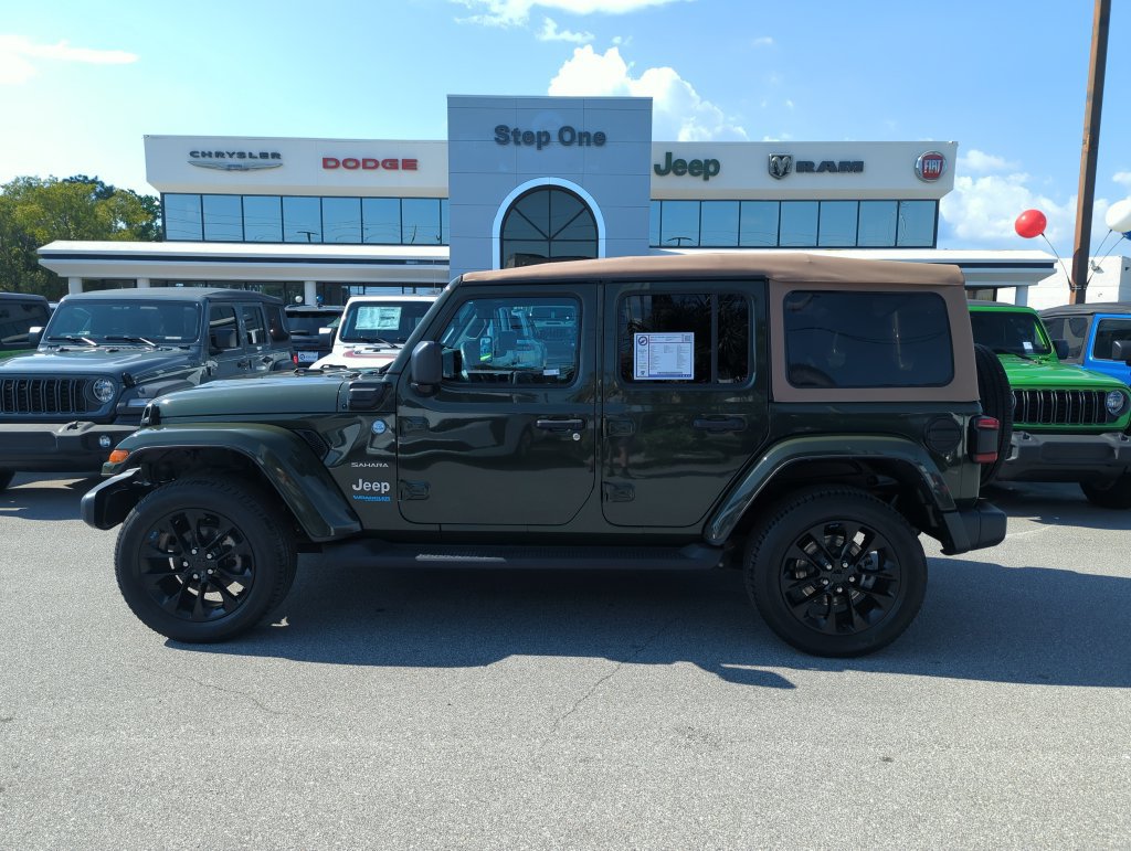Used 2022 Jeep Wrangler Unlimited Sahara AWD/4WD image 3