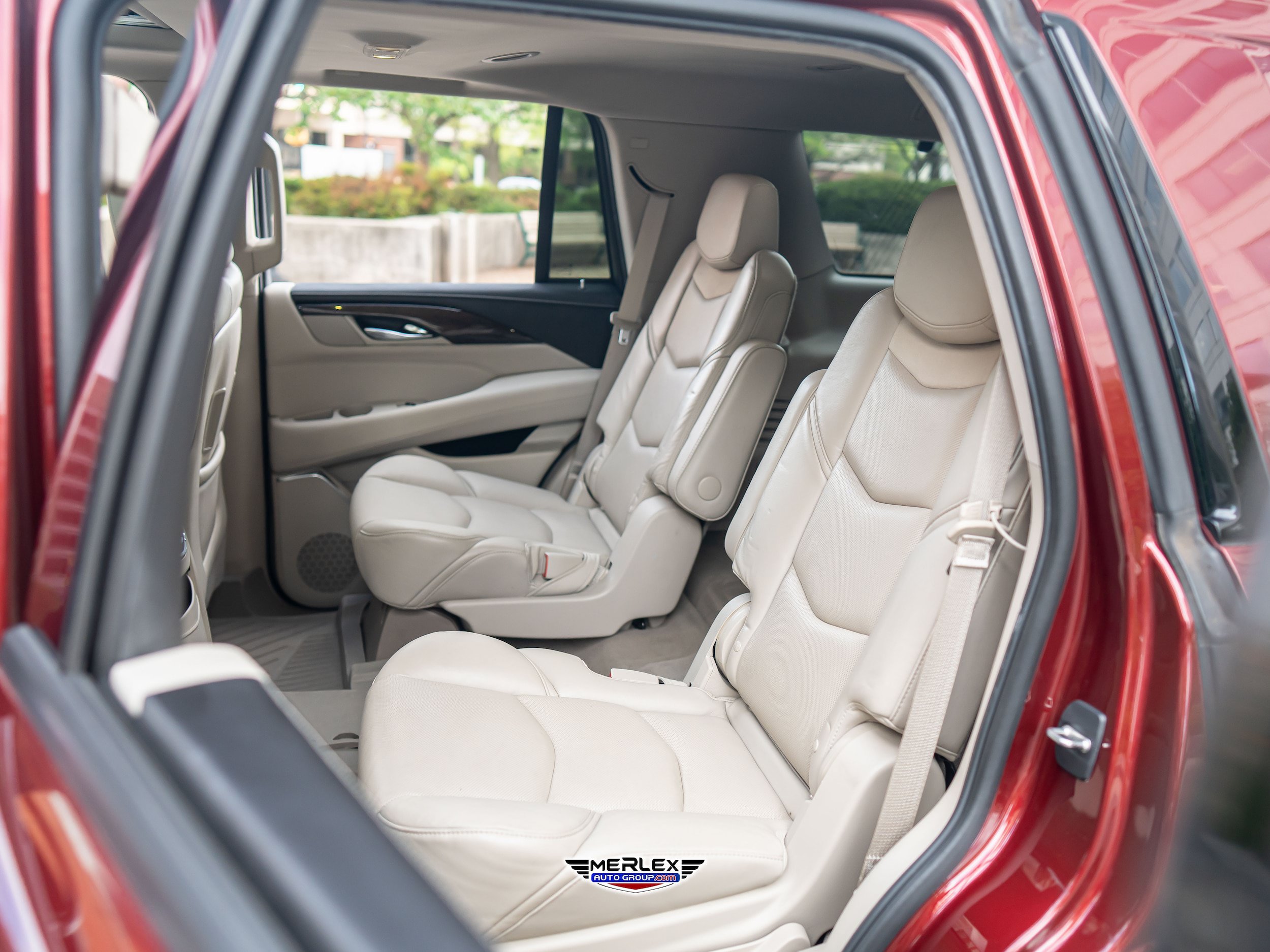 Used 2020 Cadillac Escalade Luxury w/ Escalade Sport Edition AWD/4WD image 21