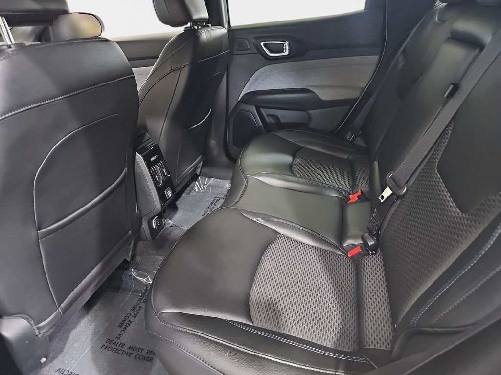 Used 2024 Jeep Compass Latitude w/ Sun and Sound Group AWD/4WD image 16