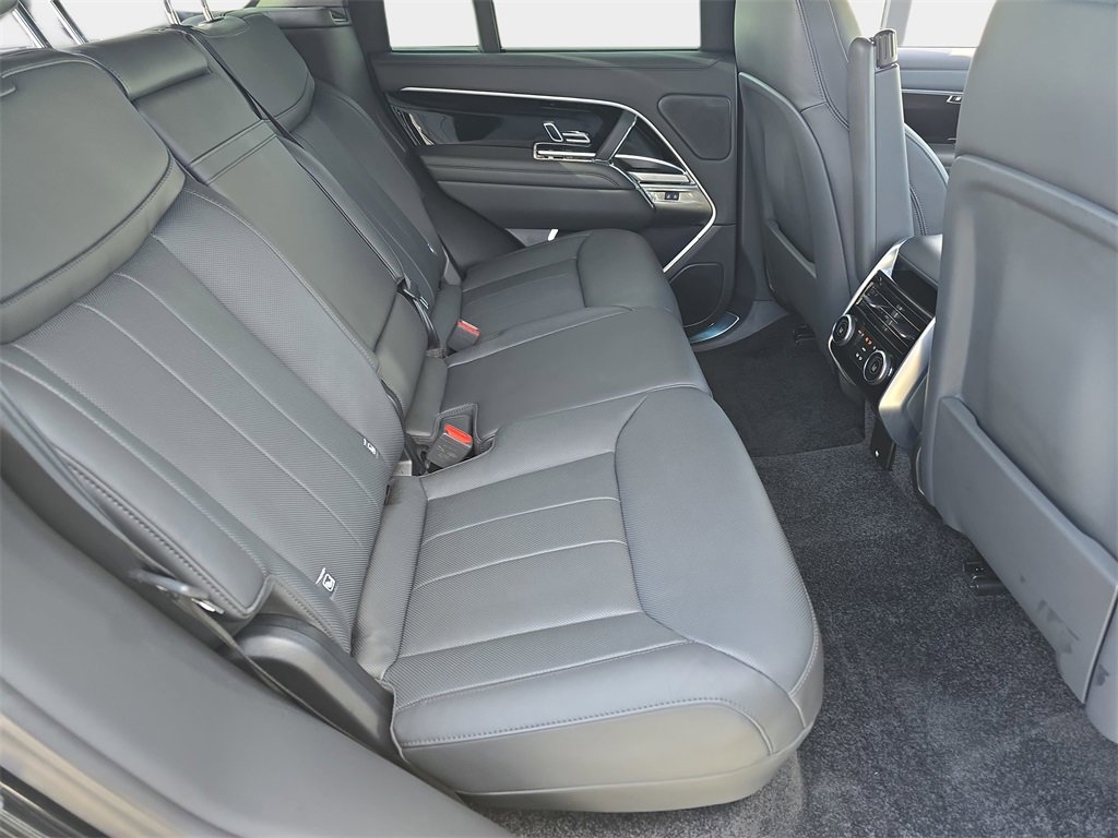 Certified 2025 Land Rover Range Rover SE image 11