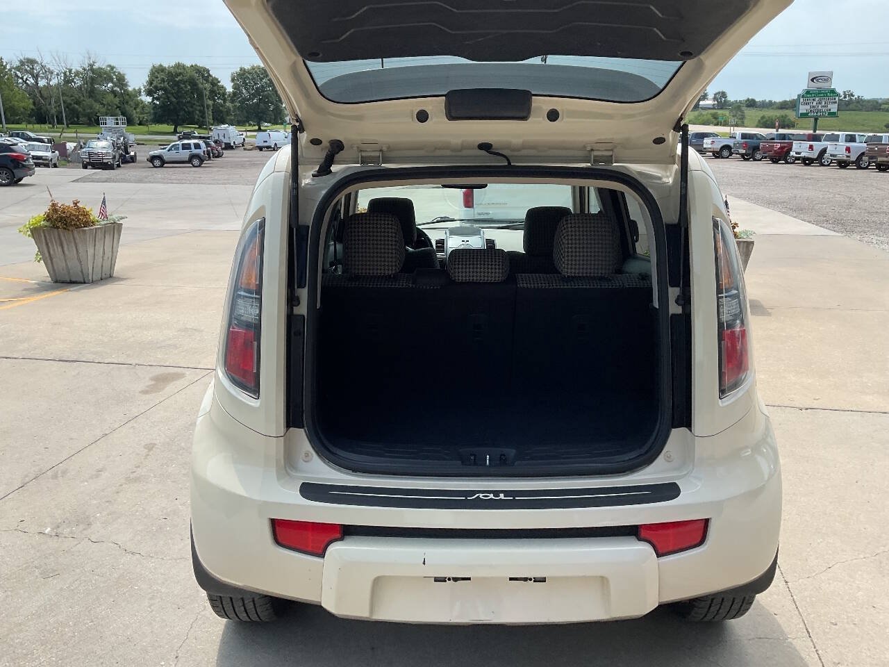 Used 2011 Kia Soul ! FWD image 11