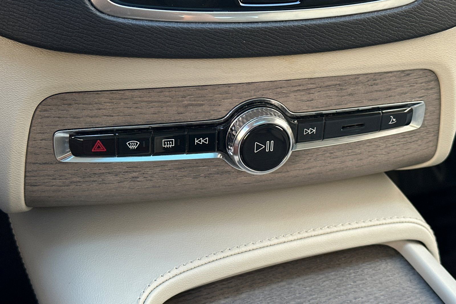 Certified 2024 Volvo XC90 B6 Plus AWD/4WD image 25