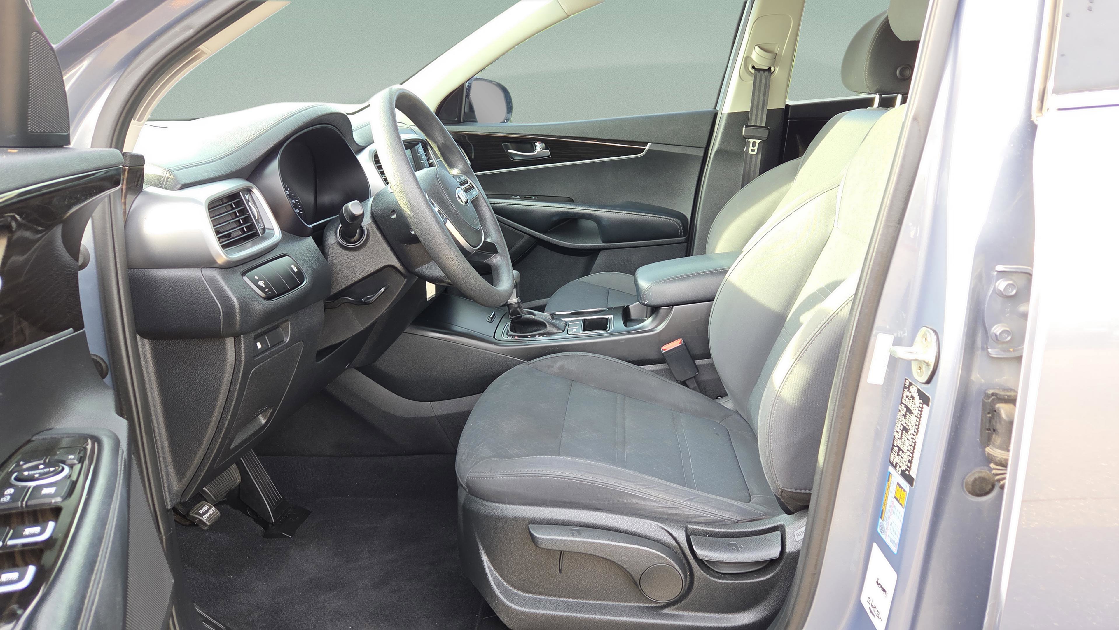 Used 2020 Kia Sorento LX image 9