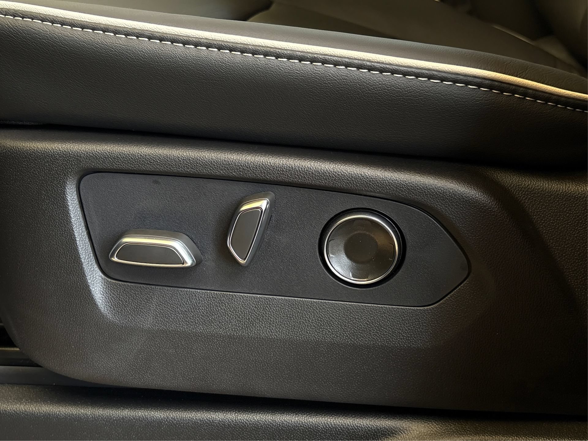 New 2026 Cadillac Escalade Luxury w/ LPO, Radiant Package AWD/4WD image 33
