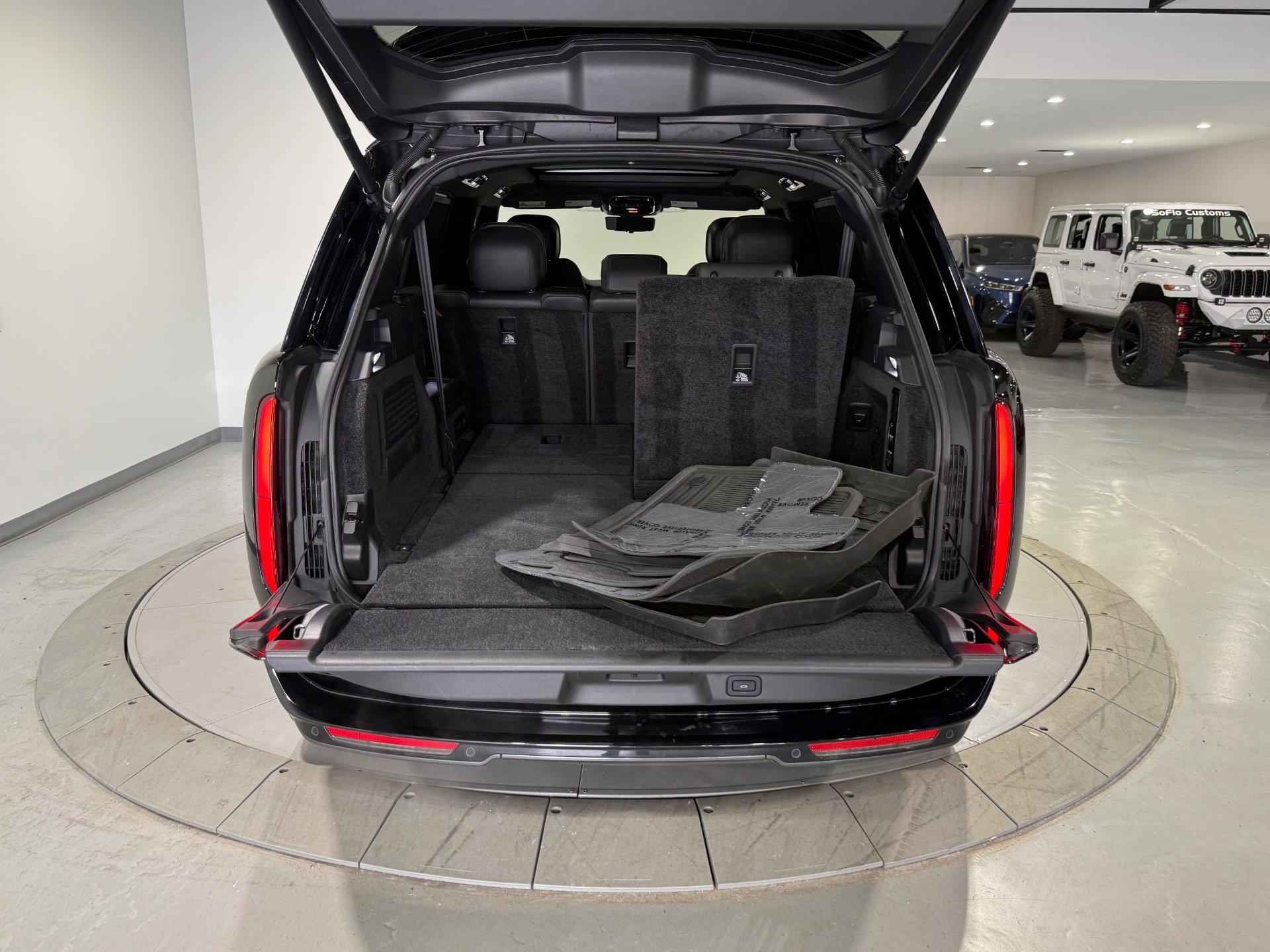 Used 2023 Land Rover Range Rover Long Wheelbase SE AWD/4WD image 14