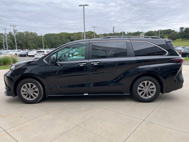 Used 2025 Toyota Sienna XLE w/ XLE Plus Package AWD/4WD image 5