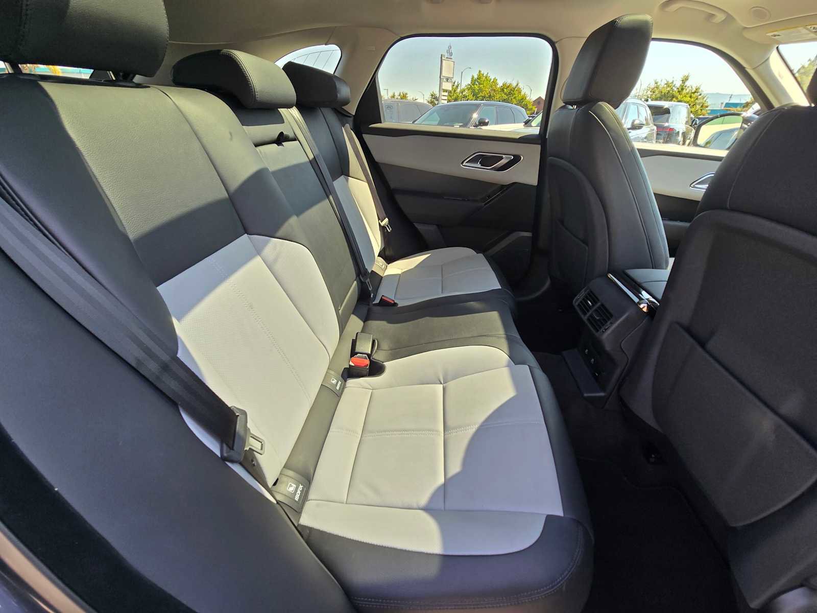 Certified 2025 Land Rover Range Rover Velar Dynamic SE image 15