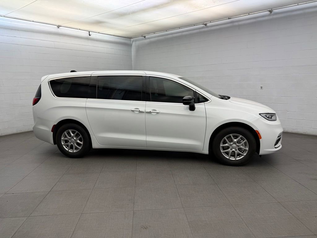 New 2026 Chrysler Pacifica Select FWD image 2