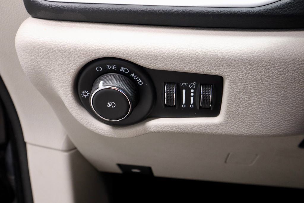 Used 2024 Chrysler Pacifica Touring-L FWD image 28