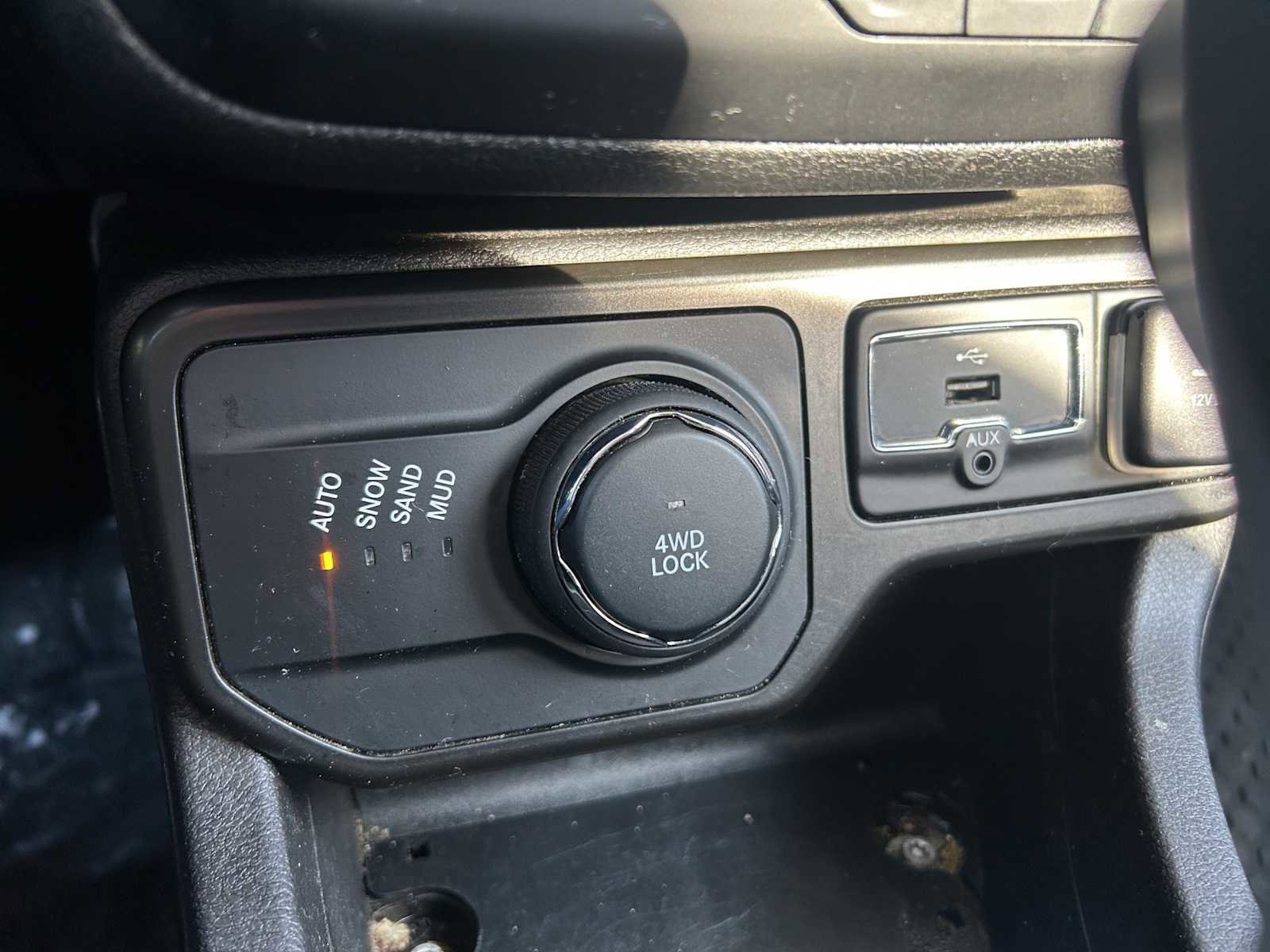 Used 2020 Jeep Renegade Latitude w/ Cold Weather Group AWD/4WD image 17