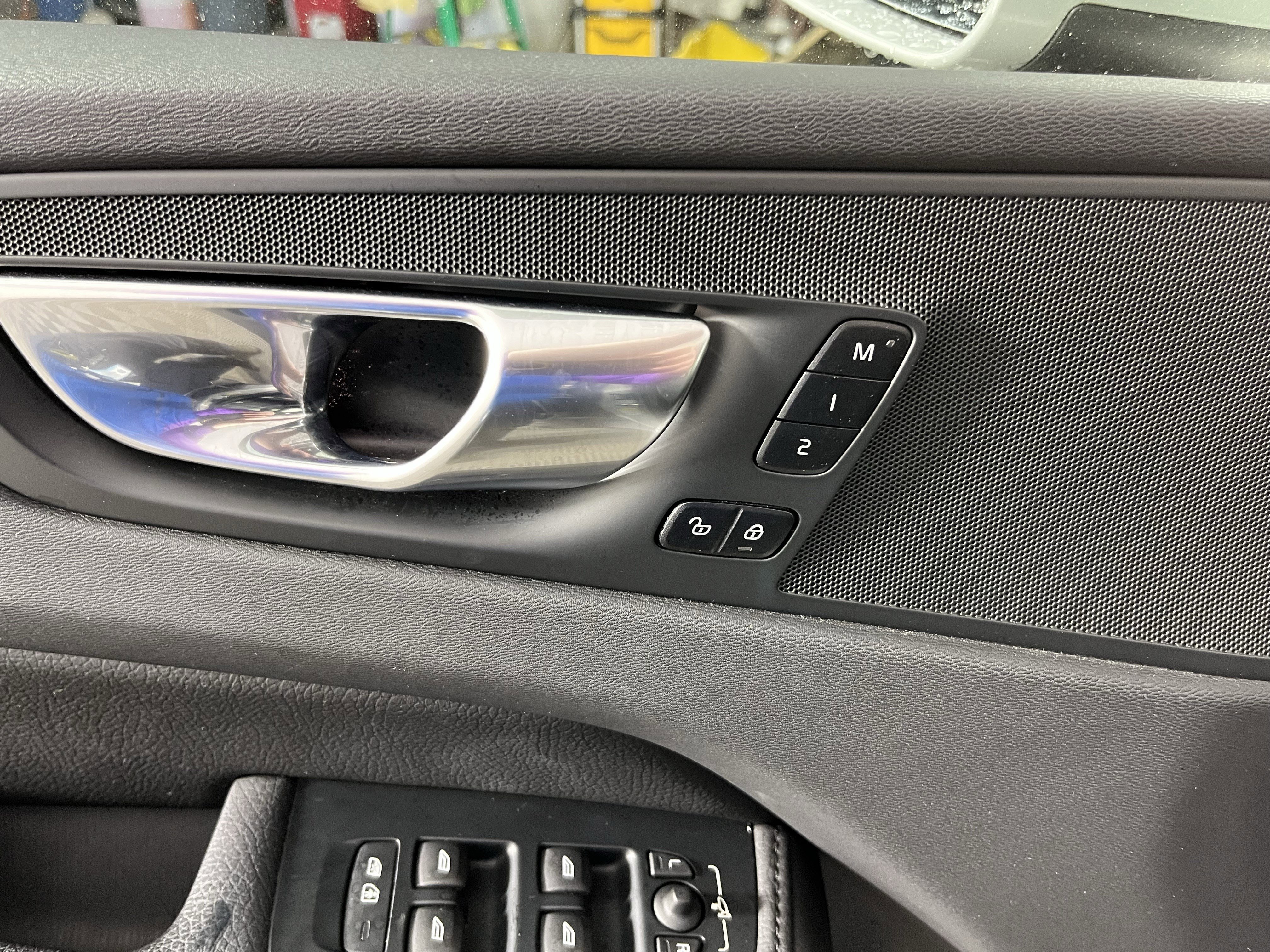 Used 2022 Volvo XC60 B5 Momentum image 16