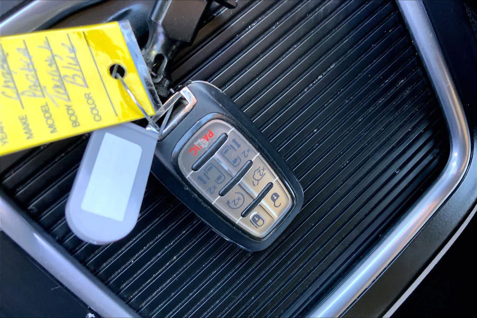Used 2023 Chrysler Pacifica Touring-L FWD image 15