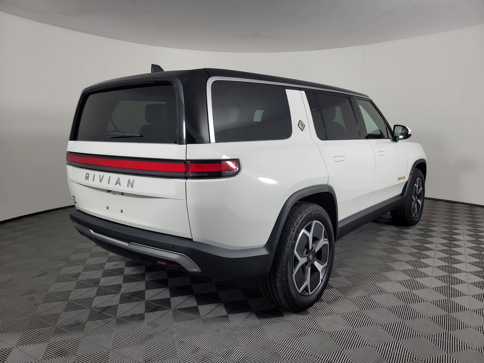 Used 2024 Rivian R1S Adventure image 5