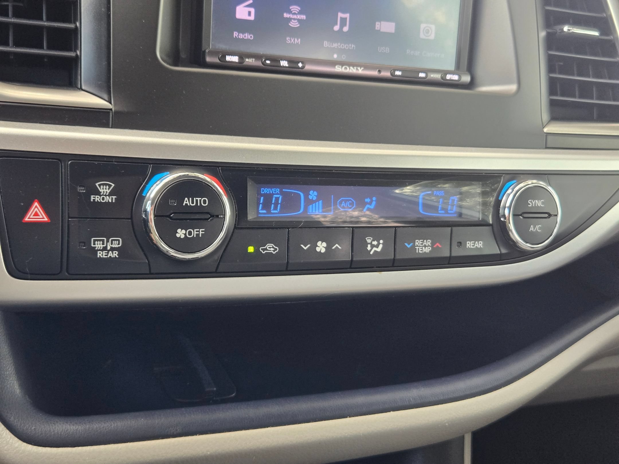 Used 2018 Toyota Highlander Limited w/ Carpet Mat Package (TMS) AWD/4WD image 17