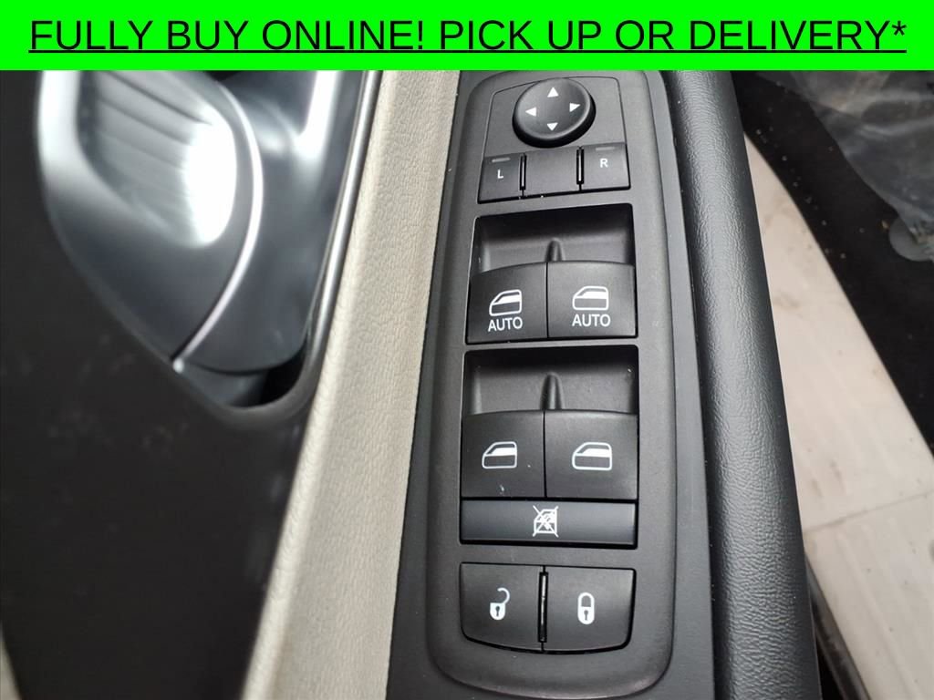 Used 2024 Chrysler Pacifica Touring-L image 16