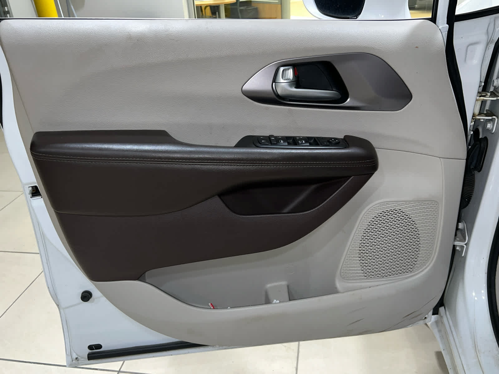 Used 2018 Chrysler Pacifica Touring-L FWD image 11