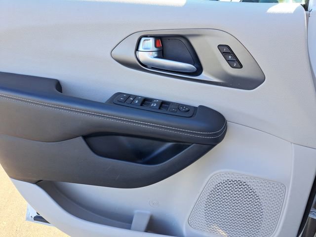 Used 2024 Chrysler Pacifica Touring-L image 18