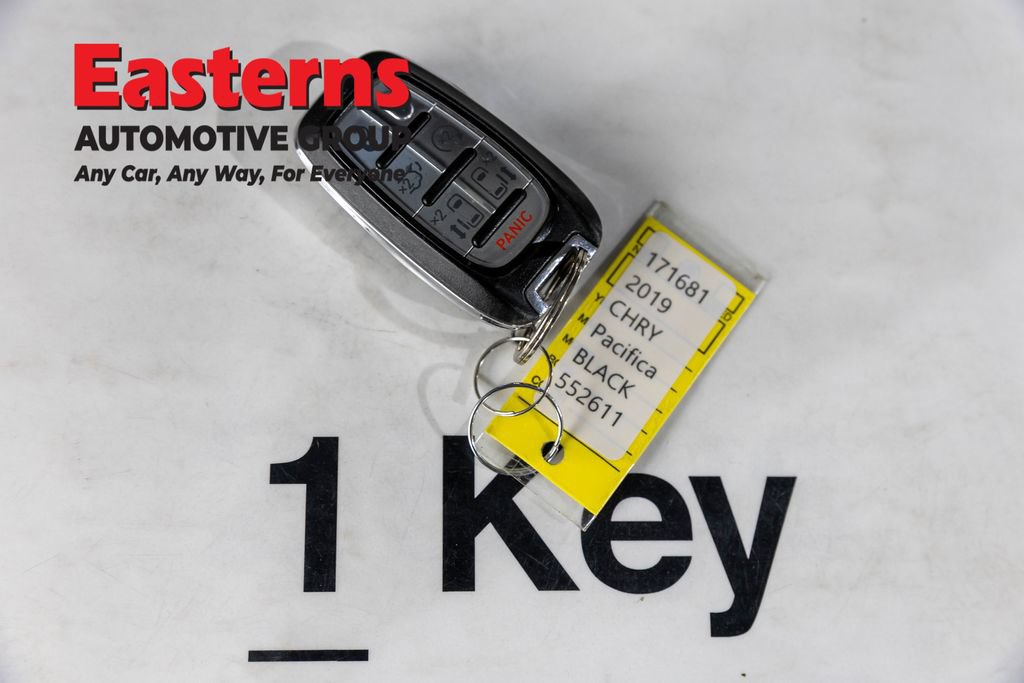 Used 2019 Chrysler Pacifica Touring-L FWD image 23