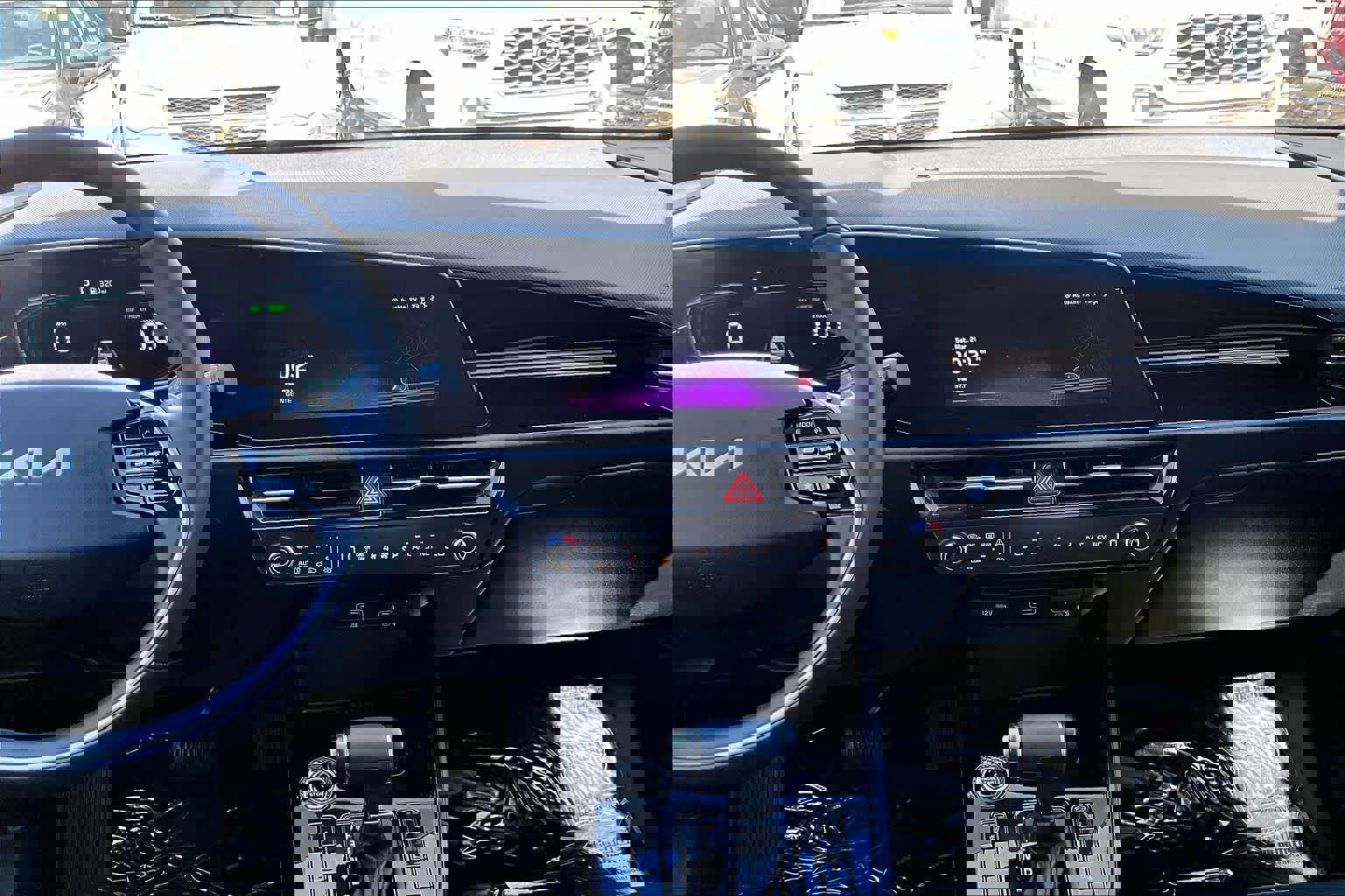 Used 2024 Kia Niro EX image 7