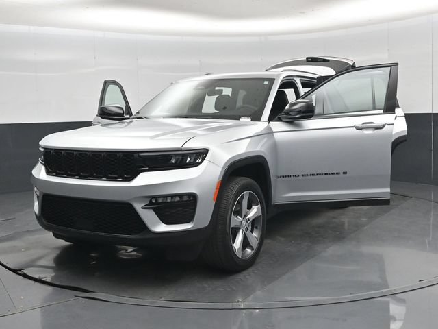 Used 2025 Jeep Grand Cherokee Limited w/ Black Appearance Package AWD/4WD image 61
