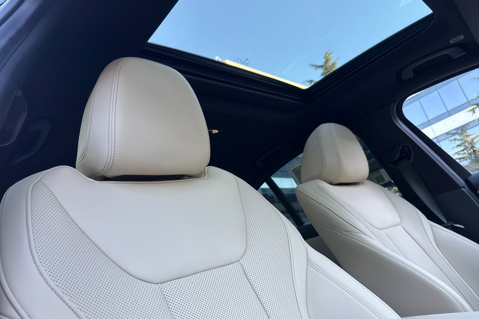 Used 2025 BMW 330i Sedan w/ Premium Package image 20