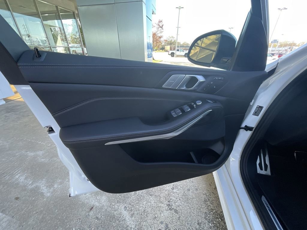 Used 2022 BMW X7 xDrive40i w/ M Sport Package image 23