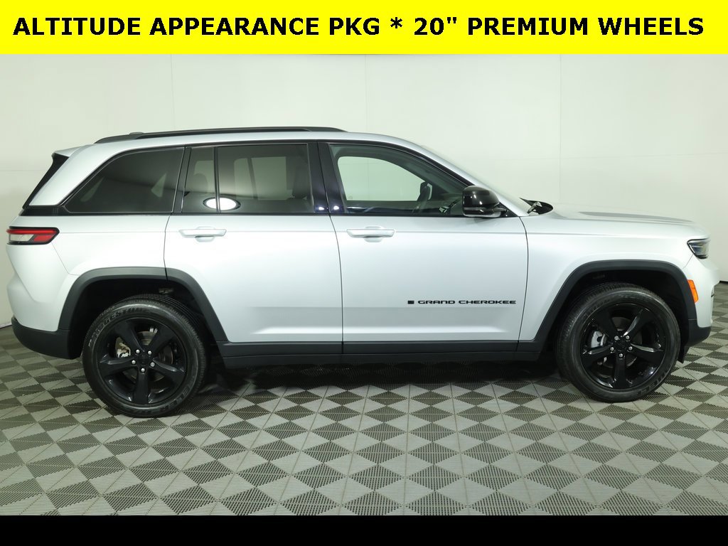 Used 2023 Jeep Grand Cherokee Altitude image 11