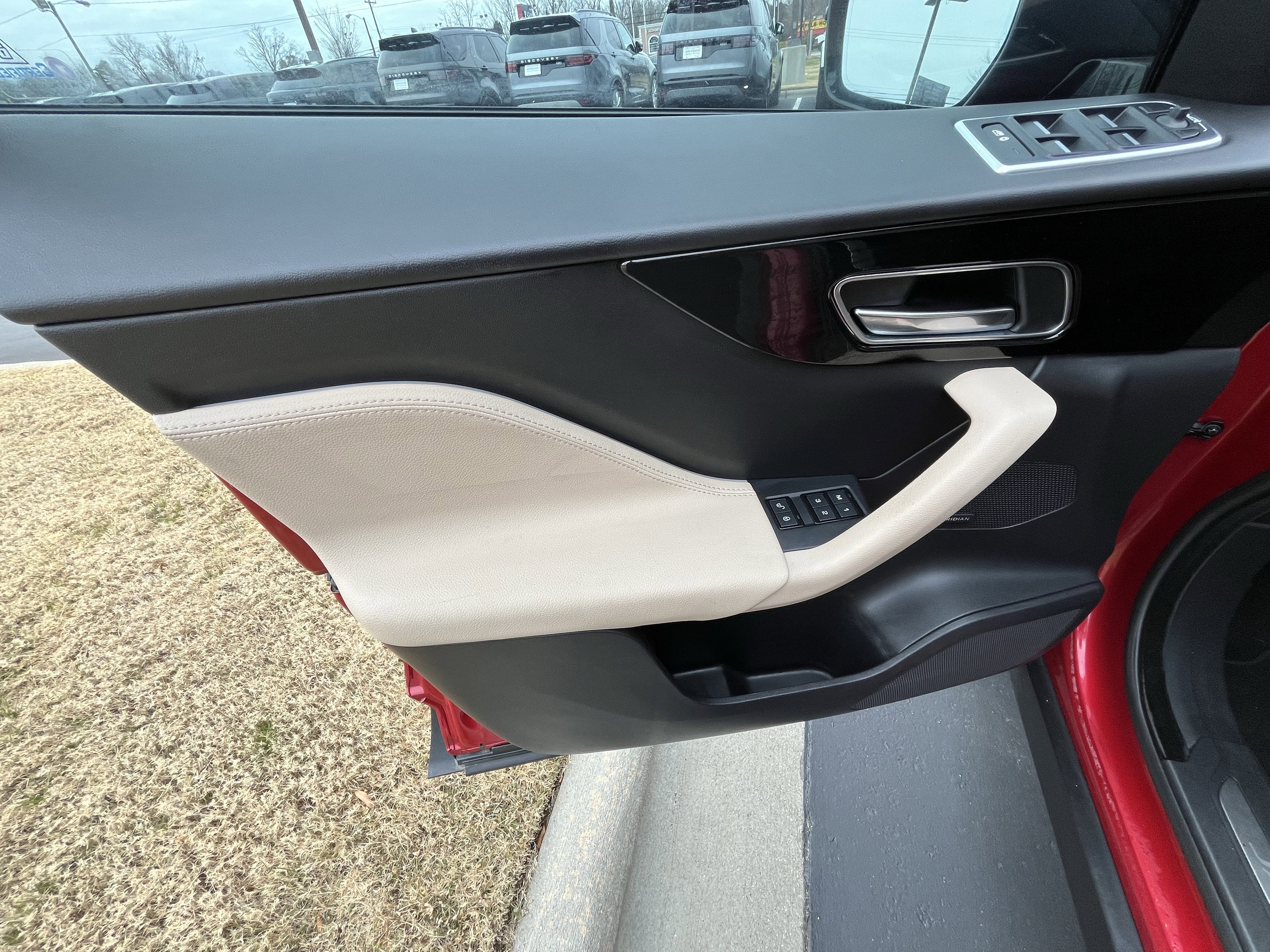 Used 2018 Jaguar F-PACE Premium image 15