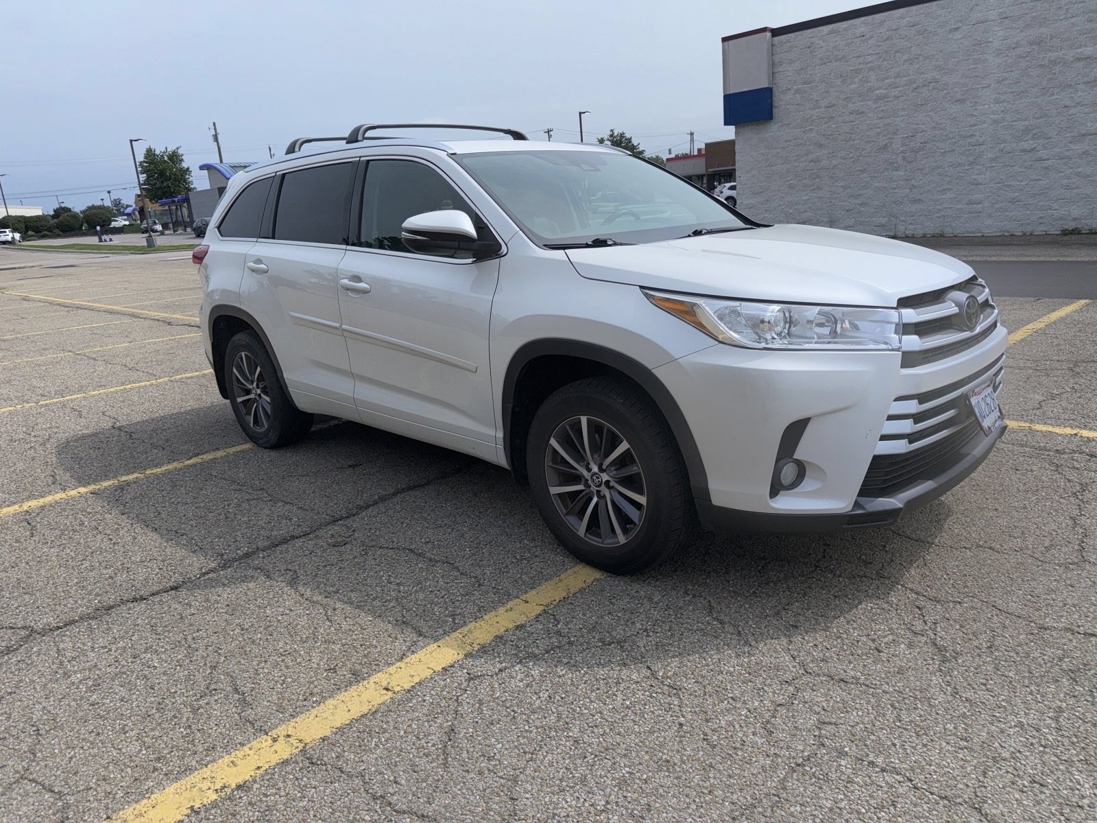 Used 2018 Toyota Highlander XLE AWD/4WD image 2