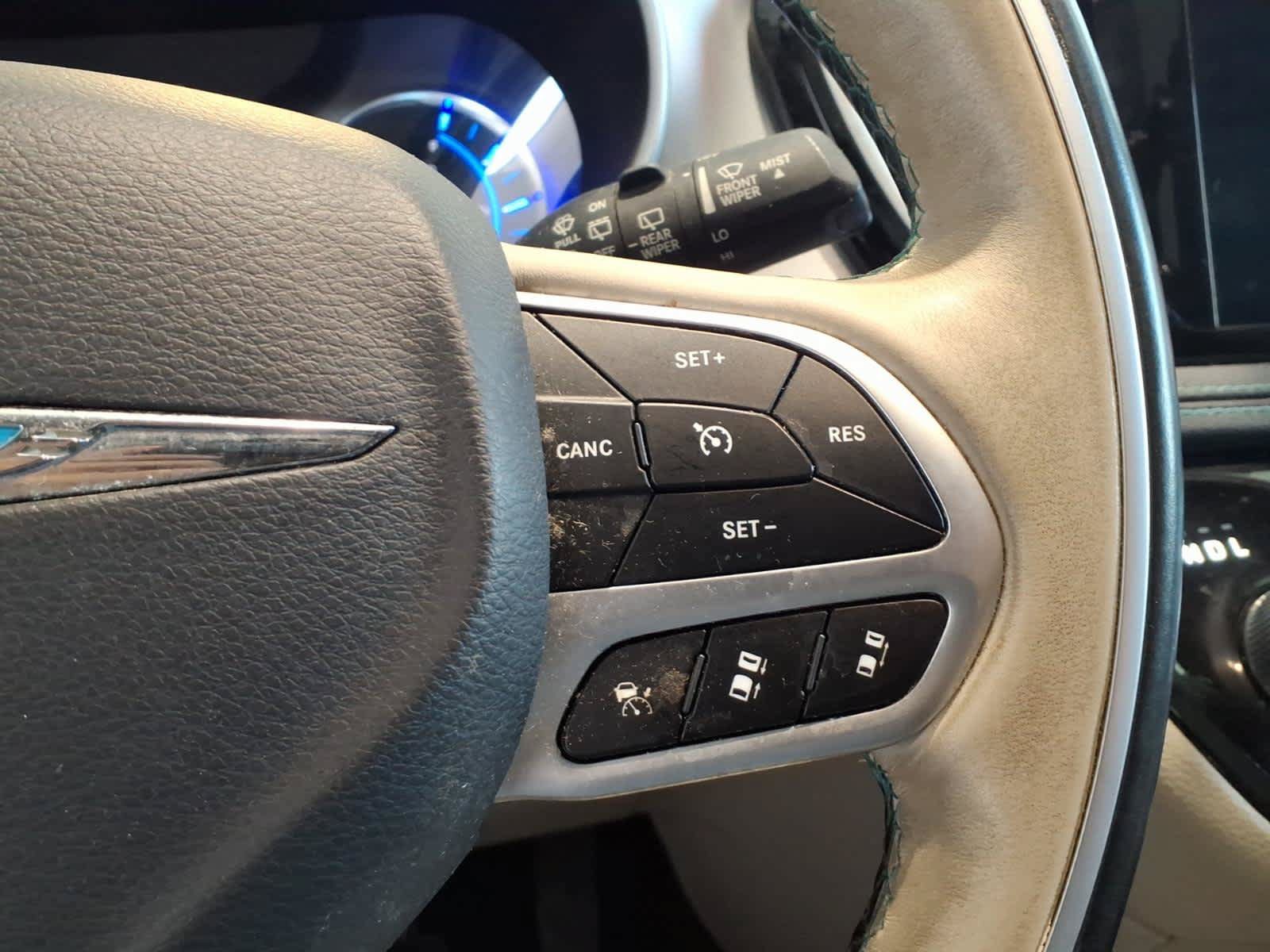 Used 2018 Chrysler Pacifica Limited w/ Advanced Safetytec Group FWD image 15