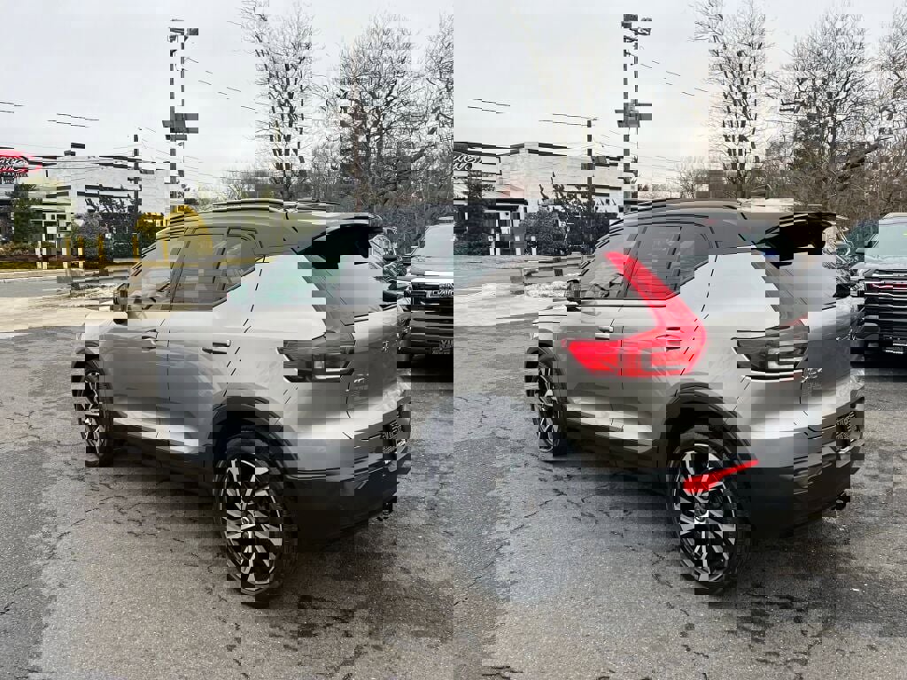 Used 2022 Volvo XC40 T5 R-Design w/ Advanced Package image 5