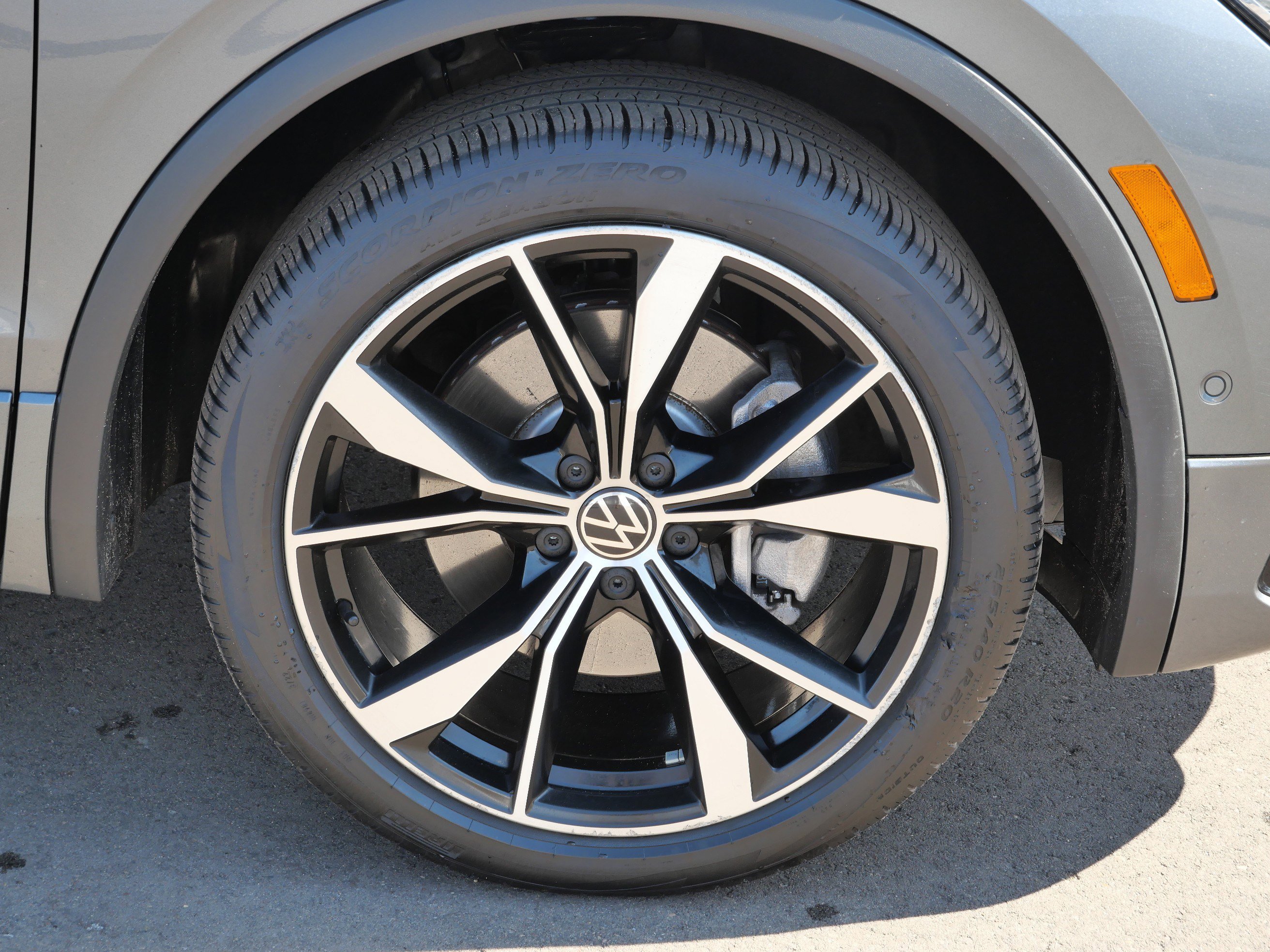 Used 2023 Volkswagen Tiguan SEL R-Line image 15