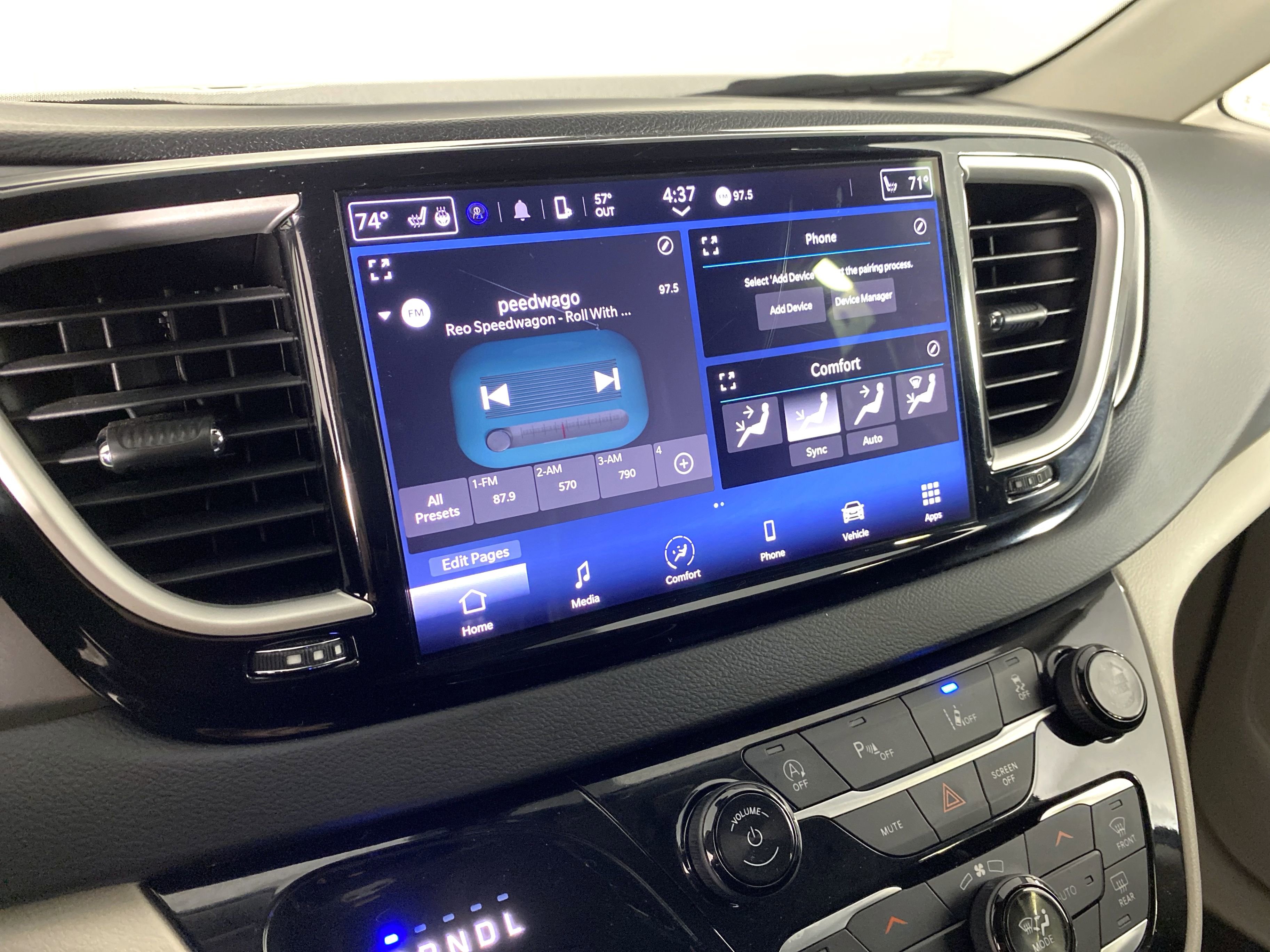 Used 2023 Chrysler Pacifica Touring-L image 28