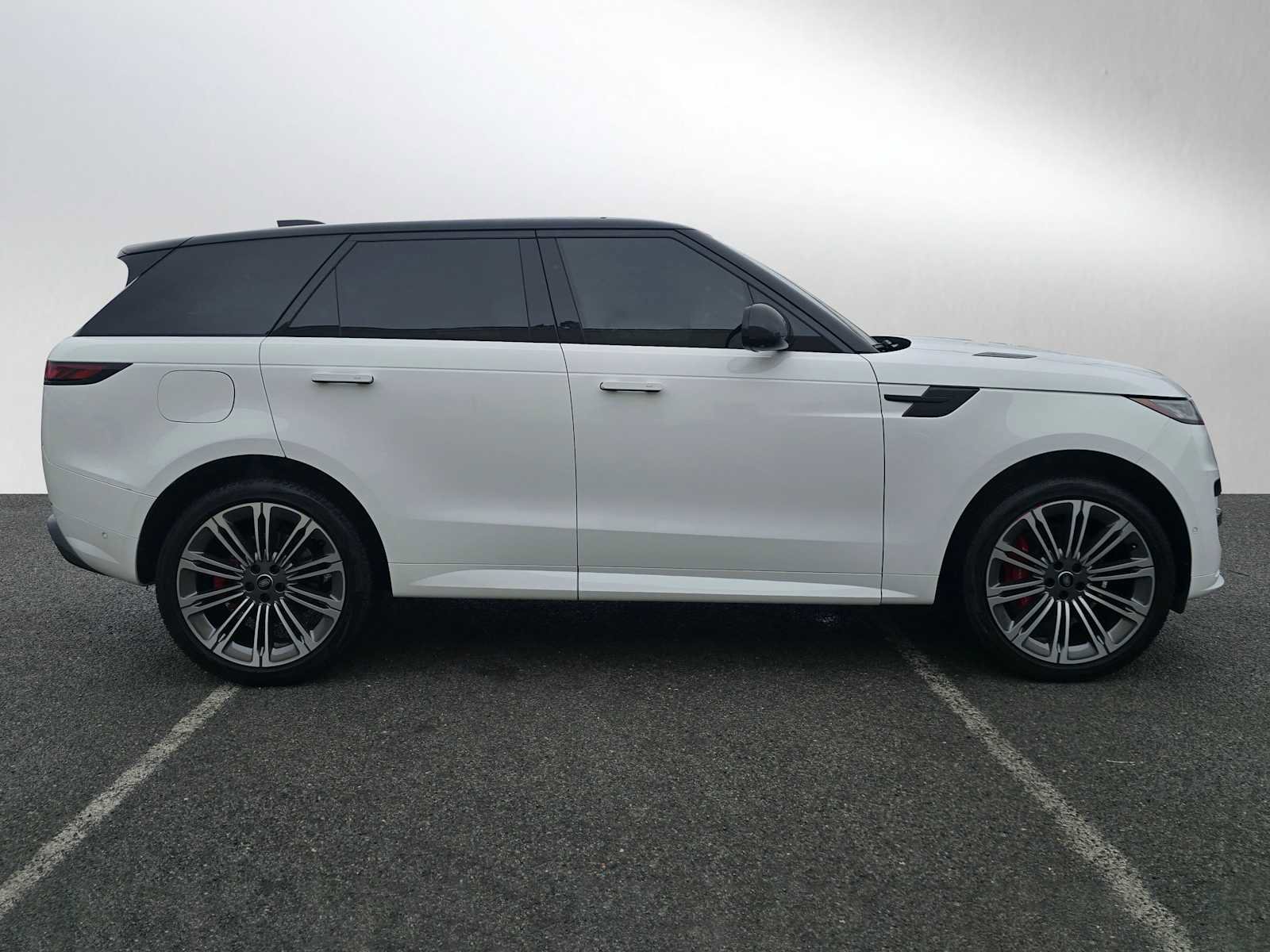 Used 2024 Land Rover Range Rover Sport Dynamic SE image 2