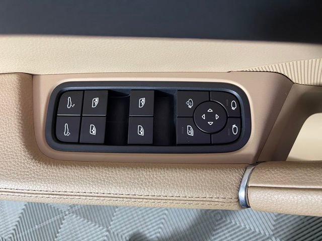 Used 2023 Porsche Cayenne w/ Premium Package image 32