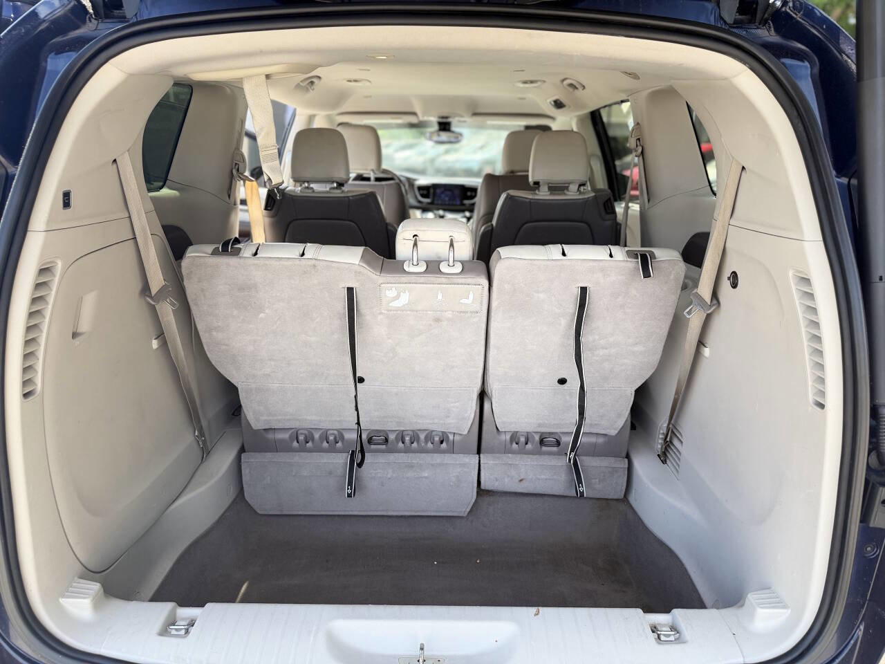 Used 2017 Chrysler Pacifica Touring-L FWD image 27