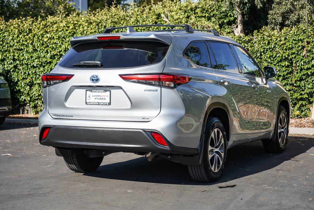 Used 2021 Toyota Highlander XLE AWD/4WD image 6