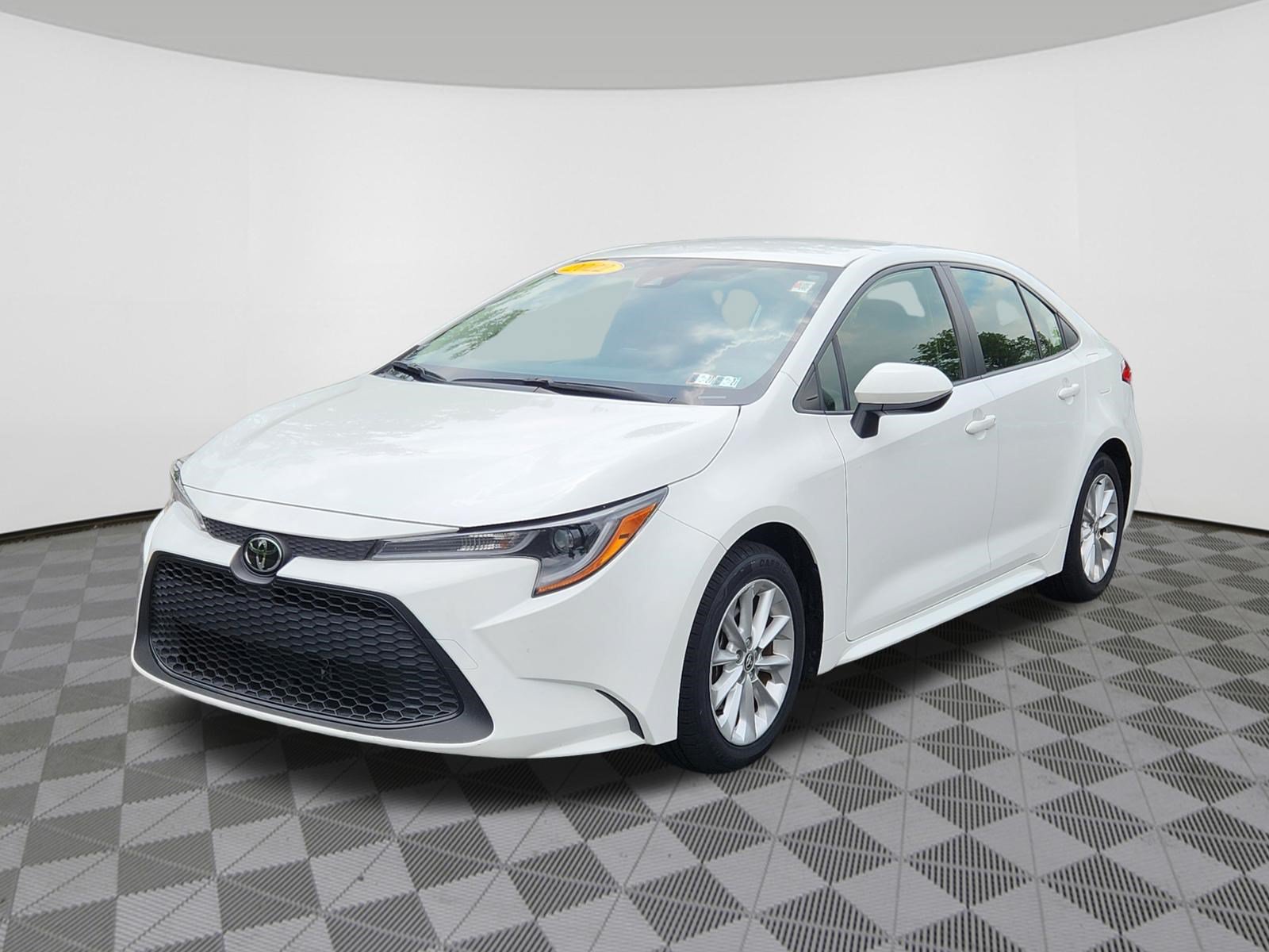 Used 2022 Toyota Corolla LE w/ LE Convenience Package FWD image 2