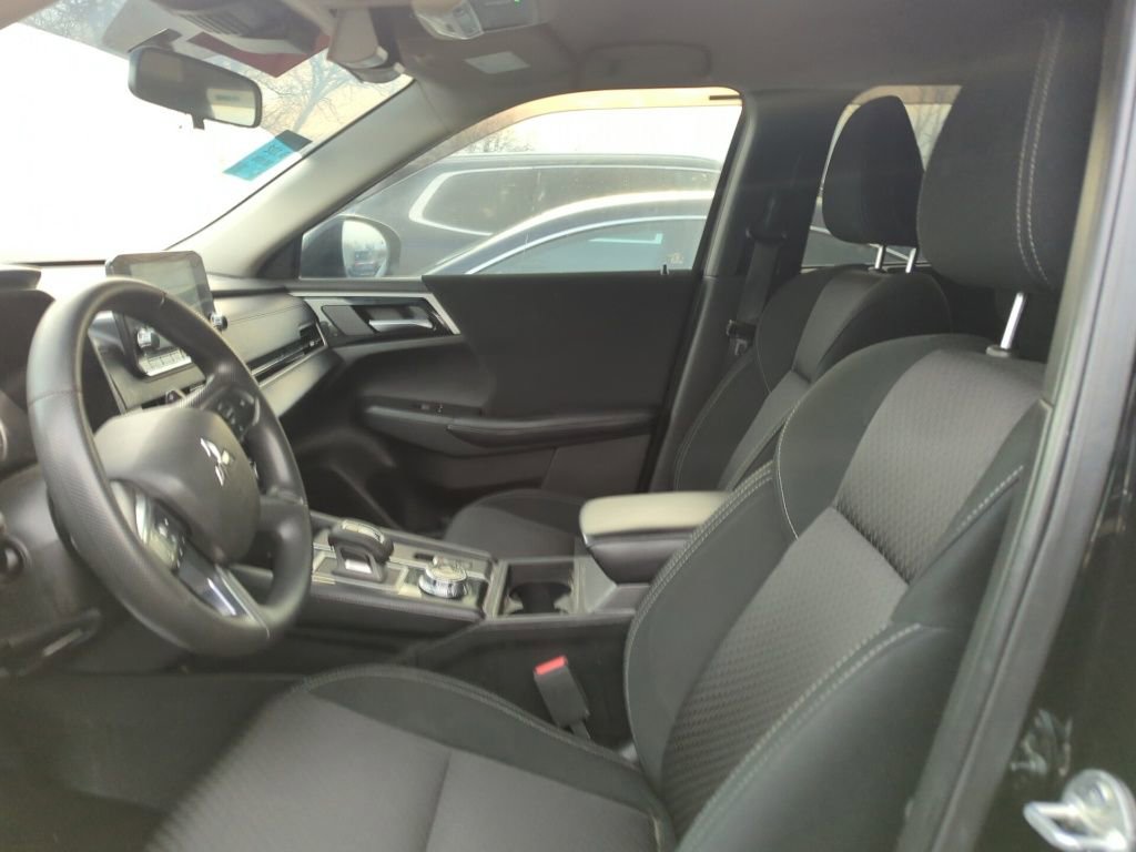 Used 2024 Mitsubishi Outlander ES image 6