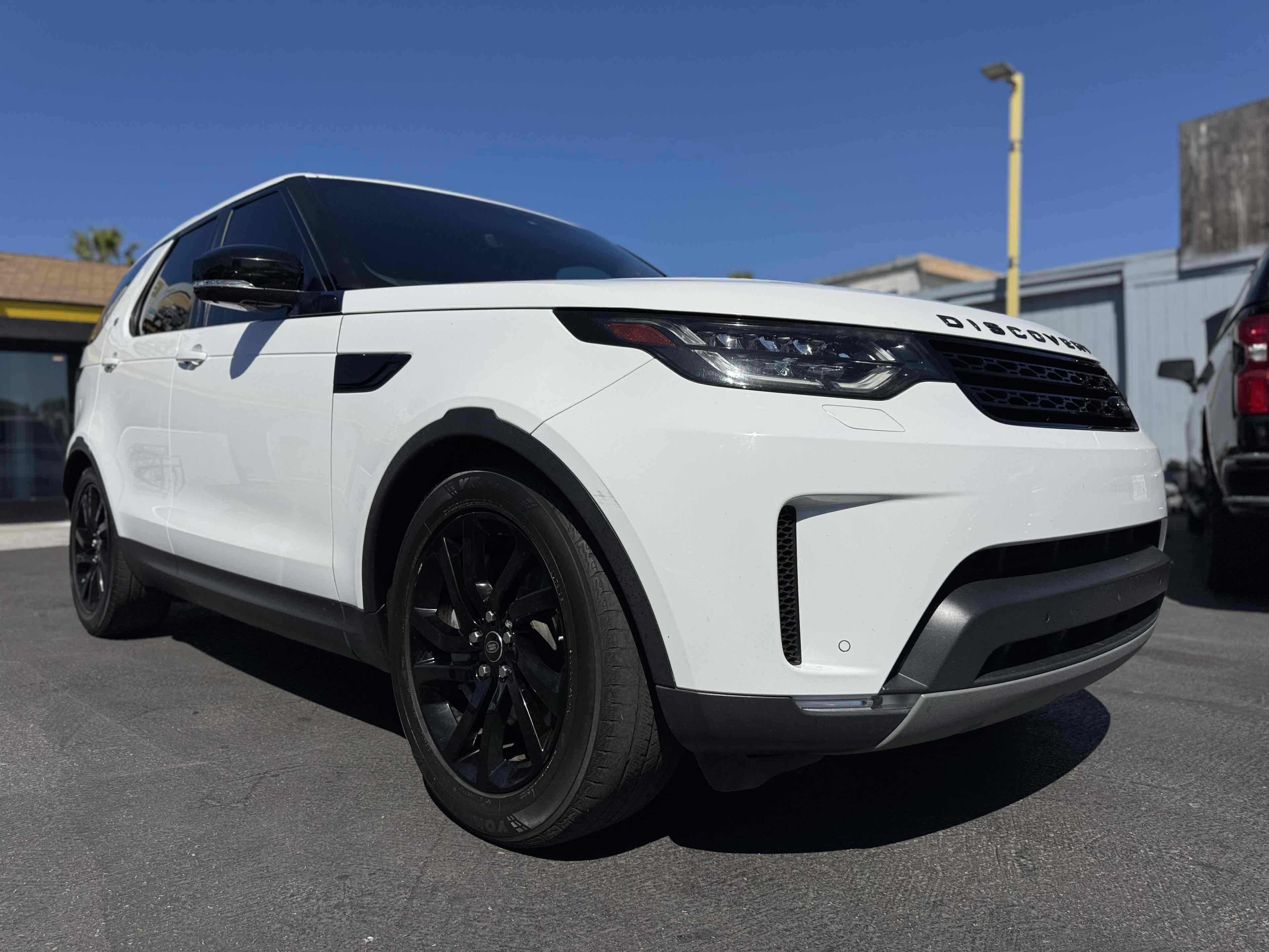 Used 2018 Land Rover Discovery HSE AWD/4WD image 3