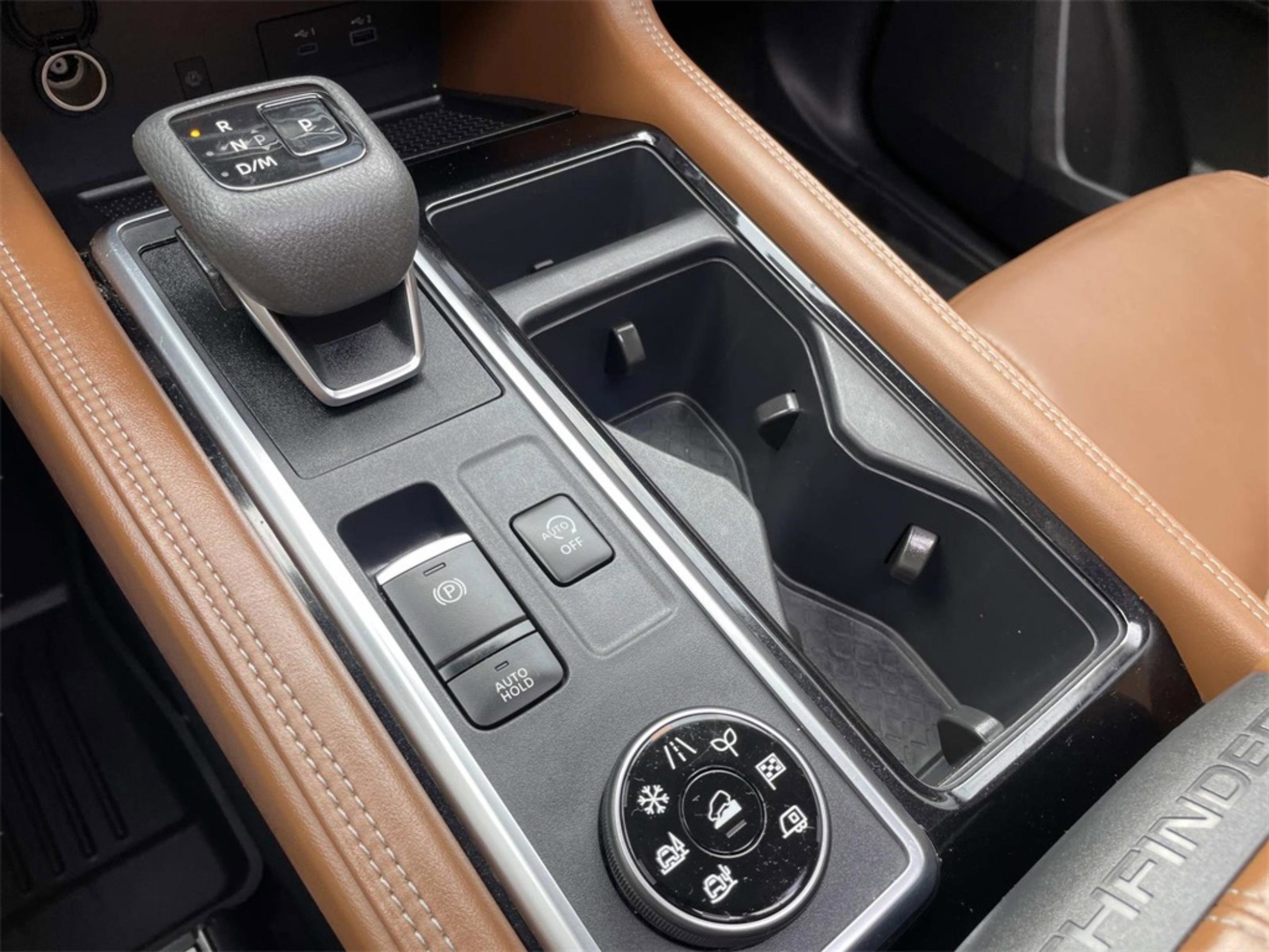 Used 2024 Nissan Pathfinder Platinum w/ Cargo Package image 31