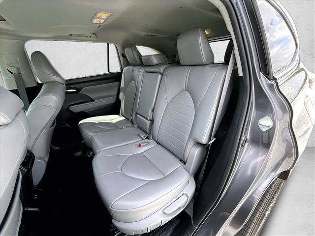 Used 2021 Toyota Highlander XLE FWD image 28