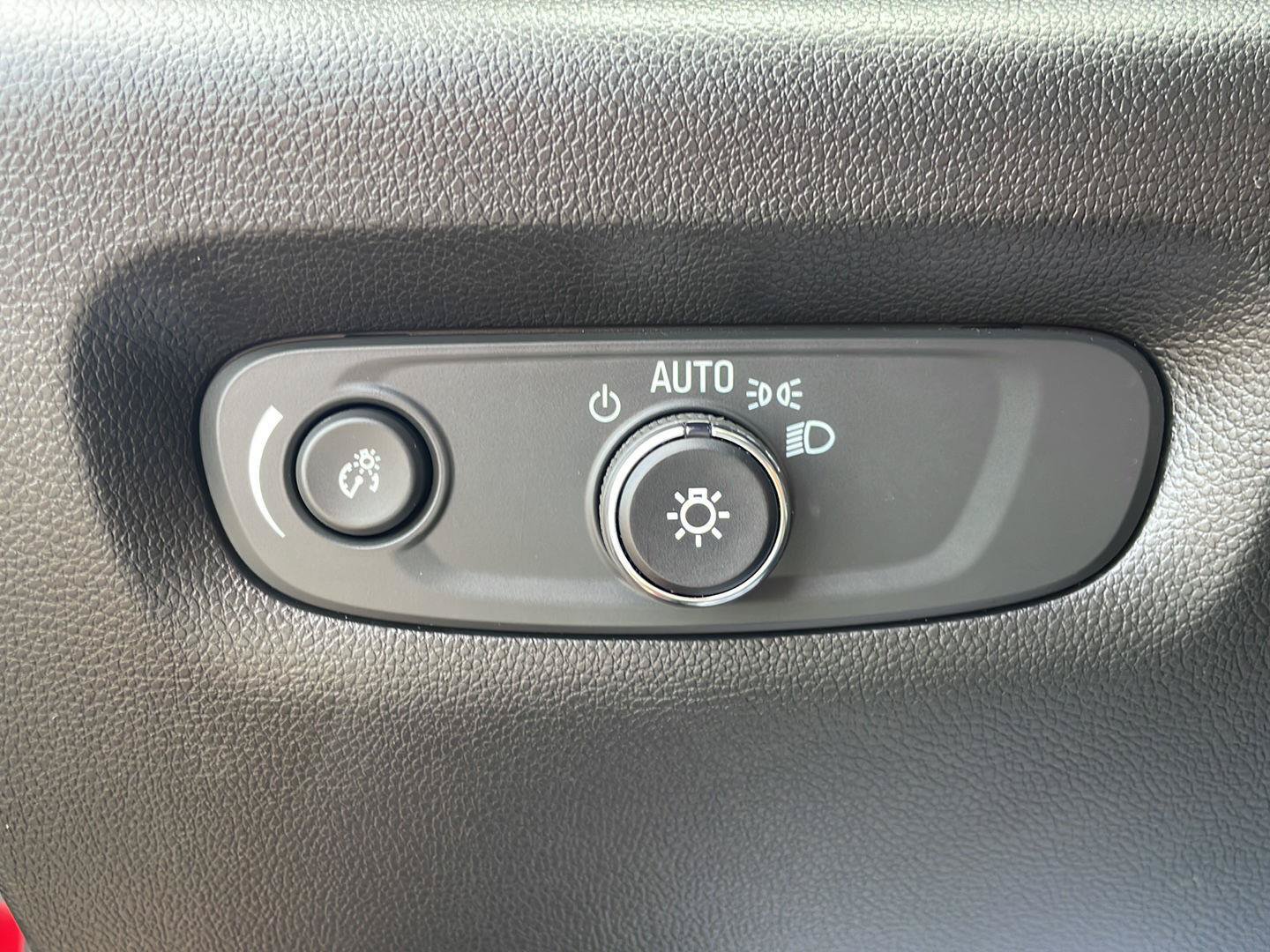 Used 2023 Chevrolet Traverse LT w/ LT Premium Package FWD image 13